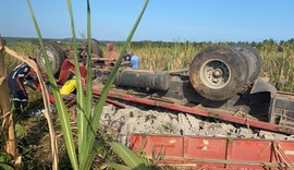 Caminhão capota em Coruripe, dois homens morrem e outro fica ferido