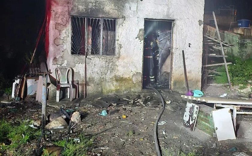 Incêndio destrói residência no bairro do Prado