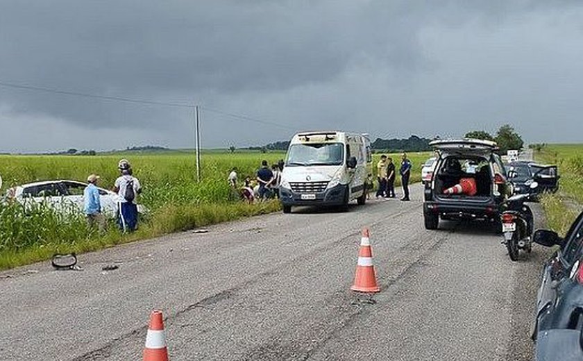 Mulher é arremessada de veículo durante acidente na rodovia AL-215