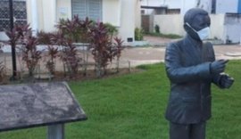 Estátua do emancipador de Arapiraca ganha máscara