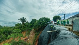 Defesa Civil reinicia aplicação de lonas nas encostas de Maceió
