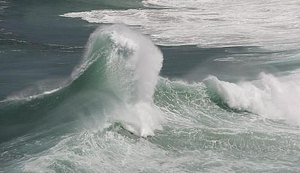 Marinha emite alerta de ressaca com ondas de até 2,5 metros em Alagoas