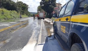 Parte de uma carga de açúcar derrama na BR-101 em São Miguel dos Campos