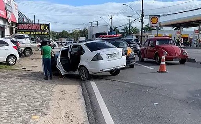 Acidente com carros e moto deixa dois feridos na Via Expressa