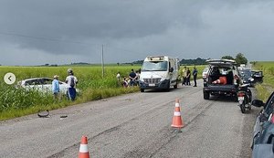 Mulher é arremessada de veículo durante acidente na rodovia AL-215