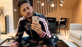 Prestes a casar, Carlinhos Maia é acusado de trair o noivo, Lucas Guimarães