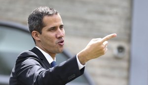 Em transmissão ao vivo, Guaidó convoca mobilização na Venezuela