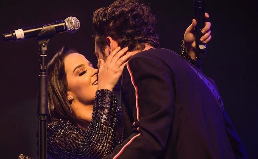 Maiara recebe Fernando no palco e faz show em clima de romance
