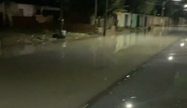 Ruas de Rio Largo e Jacuípe ficam inundadas após rios que cortam a cidade transbordarem