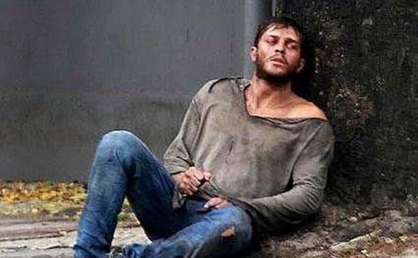 'Império': Leonardo perde a vida boa de amante e vira morador de rua