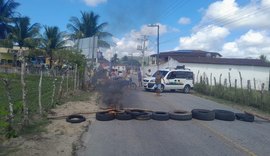 Moradores de Paulo Jacinto bloqueiam entrada da cidade na AL-210 por falta de água