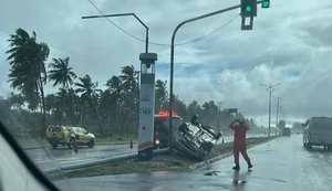 Condutor capota carro após colisão com muro no Pontal da Barra