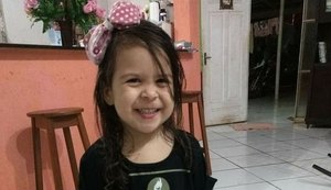 Mãe atropela e mata filha de dois anos acidentalmente ao dar ré no carro