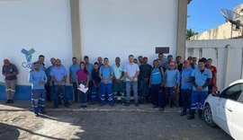 Casal realiza mutirão para retirada de vazamentos de água em Arapiraca