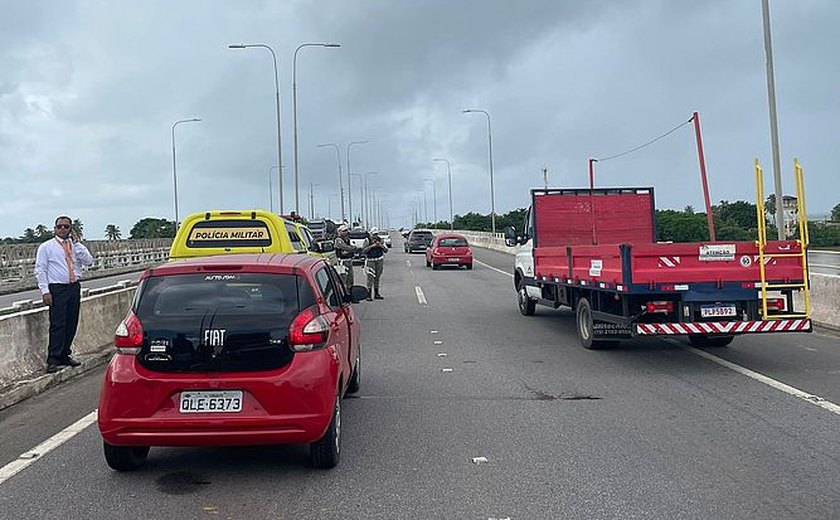 Engavetamento deixa trânsito lento na Ponte Divaldo Suruagy