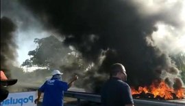 Populares bloqueiam AL-101 Sul como forma de protesto contra privatização da Casal