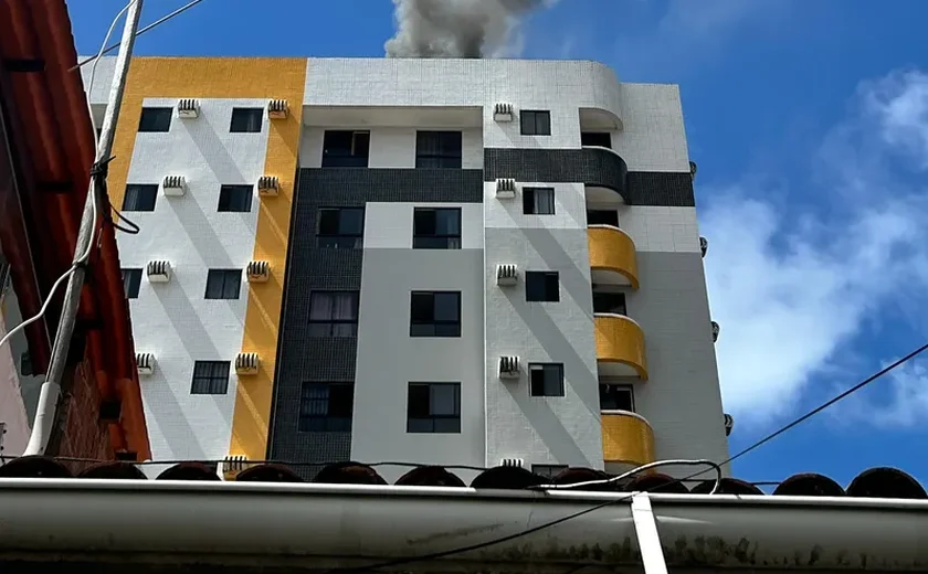 Prédio residencial é evacuado na Ponta Verde devido a incêndio em um quadro de energia