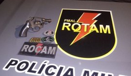 PM encontra arma e artefato explosivo na sede de torcida organizada em Maceió
