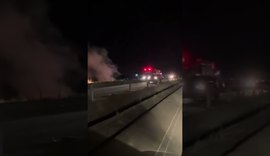 Carros colidem, pegam fogo e três pessoas morrem carbonizadas na Barra de São Miguel