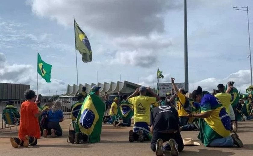 Moraes determina dissolução de acampamentos em QGs pelo Brasil em até 24 horas