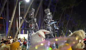 Desfile das Escolas de Samba de Alagoas encanta público que foi a orla de Maceió