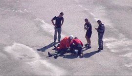 Helicóptero da PM cai na Baía de Guanabara perto da favela da Maré