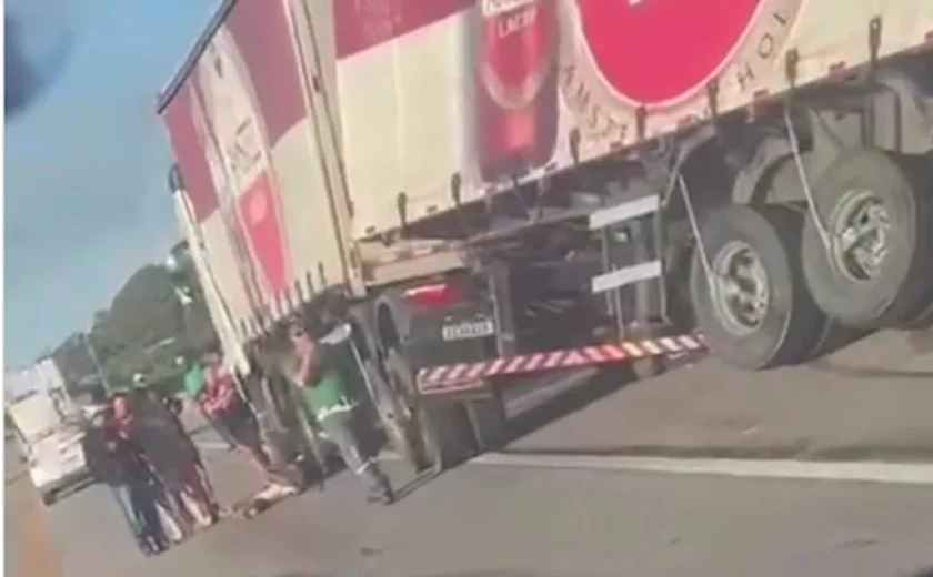 Homem morre atropelado por carreta na BR-101, em Junqueiro