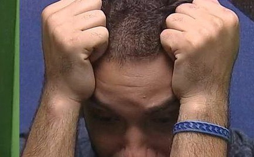 'BBB21': Gil cai no choro após retorno de Carla Diaz e se desespera: 'Povo odeia você'