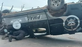 Viatura do Pelopes capota após colidir em carro com reboque na AL-115