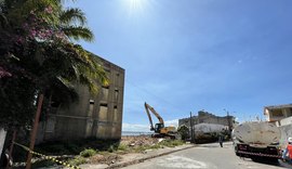 Demolição de prédio no Pinheiro gera interdição na Rua José da Silveira Camerino