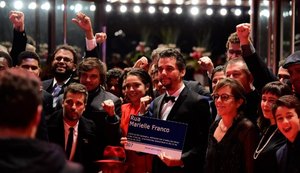 Wagner Moura lança ‘Marighella’ no festival de Berlim e posa com placa de Marielle Franco