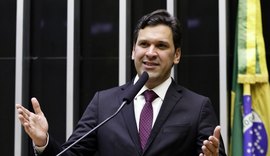 Isnaldo Bulhões diz estar fora da disputa pela liderança do governo