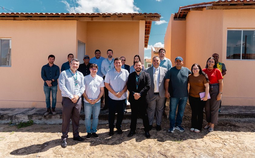 Prefeito Carlos realiza vistoria em conjunto e deve entregar mais de 600 casas ainda esse ano em Rio Largo