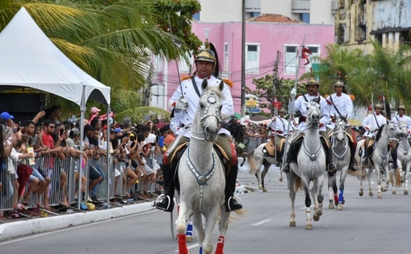 Desfile de 7 de setembro reúne milhares de pessoas em Maceió