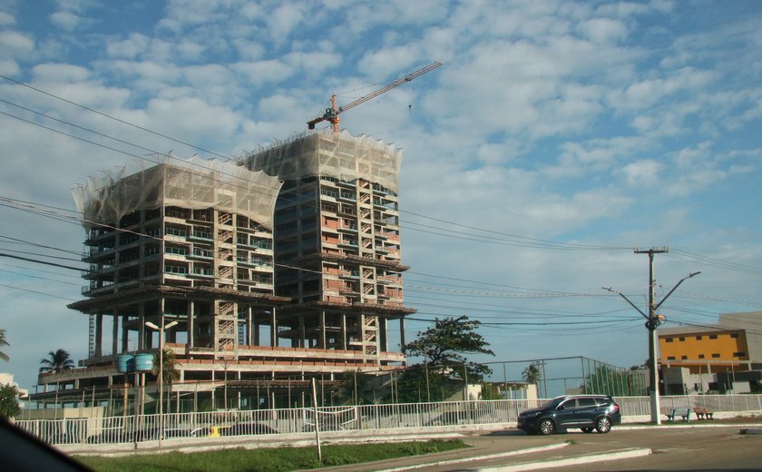 'Espigões foram construídos ao pé da areia porque Plano Diretor permite'