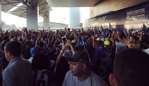 Milhares de torcedores lotam aeroporto para receber o CSA