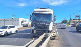 Caminhão colide em barreira de tráfego de aço na AL-101 Sul
