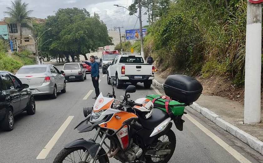 Dois homens ficam feridos após colisão envolvendo caminhão e bicicleta na Leste-Oeste