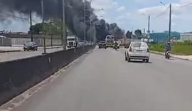 Fumaça densa tira visibilidade de motoristas e pedestres na AL-110
