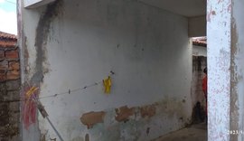 Bombeiros orientam moradores de casa com risco de desabamento em Penedo