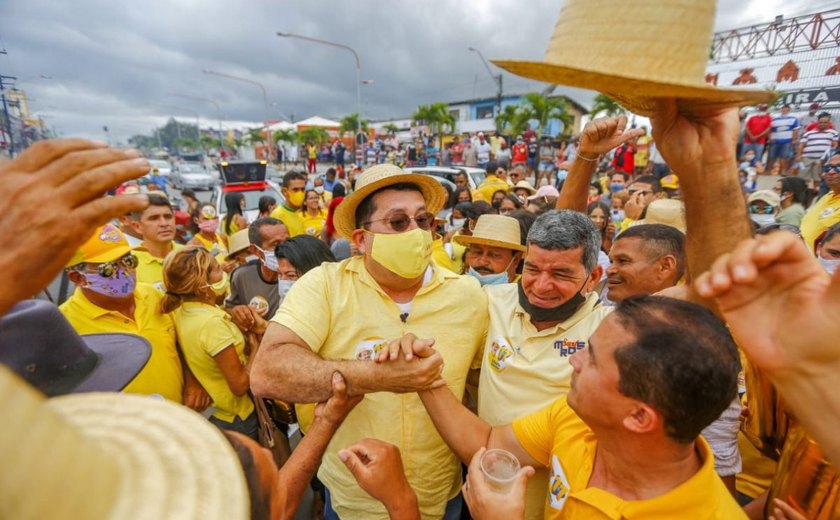 G.G inicia campanha à reeleição com adesivaço na feira livre de Rio Largo