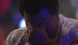 Babu Santana fica sozinho durante toda festa e cai no choro ouvindo samba