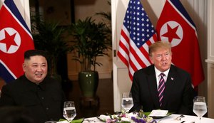 Donald Trump e Kim Jong-un se reúnem em busca de negociar paz e desnuclearização