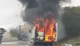 Após pegar fogo, ambulância fica destruída em Estrela de Alagoas
