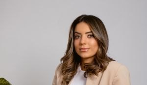 Jovem empreendedora deixa agência de publicidade para lançar estúdio de unhas em Maceió