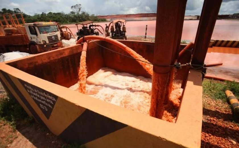 Após vazamento, Ibama multa em R$ 20 milhões e embarga mineradora
