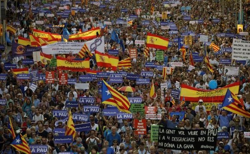 Manifestação contra o terrorismo reúne 500 mil pessoas em Barcelona