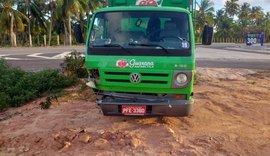 Motorista sai de estrada vicinal na AL-101 Sul e causa colisão entre carro e caminhão