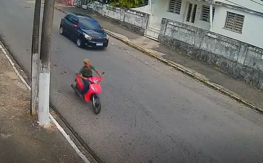 Câmeras flagram furto de motocicleta em rua movimentada do bairro Farol, em Maceió