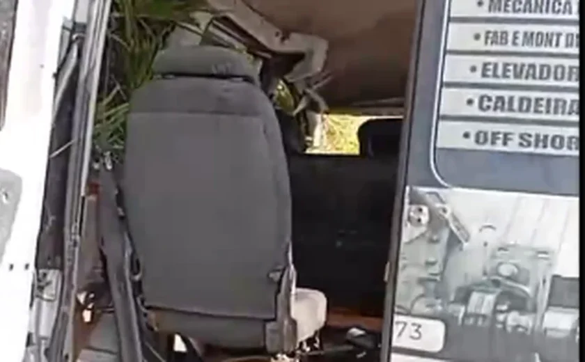 Seis pessoas ficam feridas em capotamento de van na BR-101, em Pilar